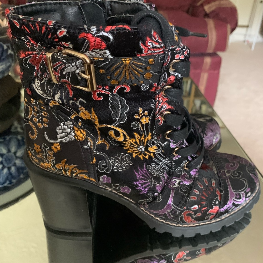 Diba! Excellent. Beautiful tapestry pattern. Ankle boots with inside zipper.